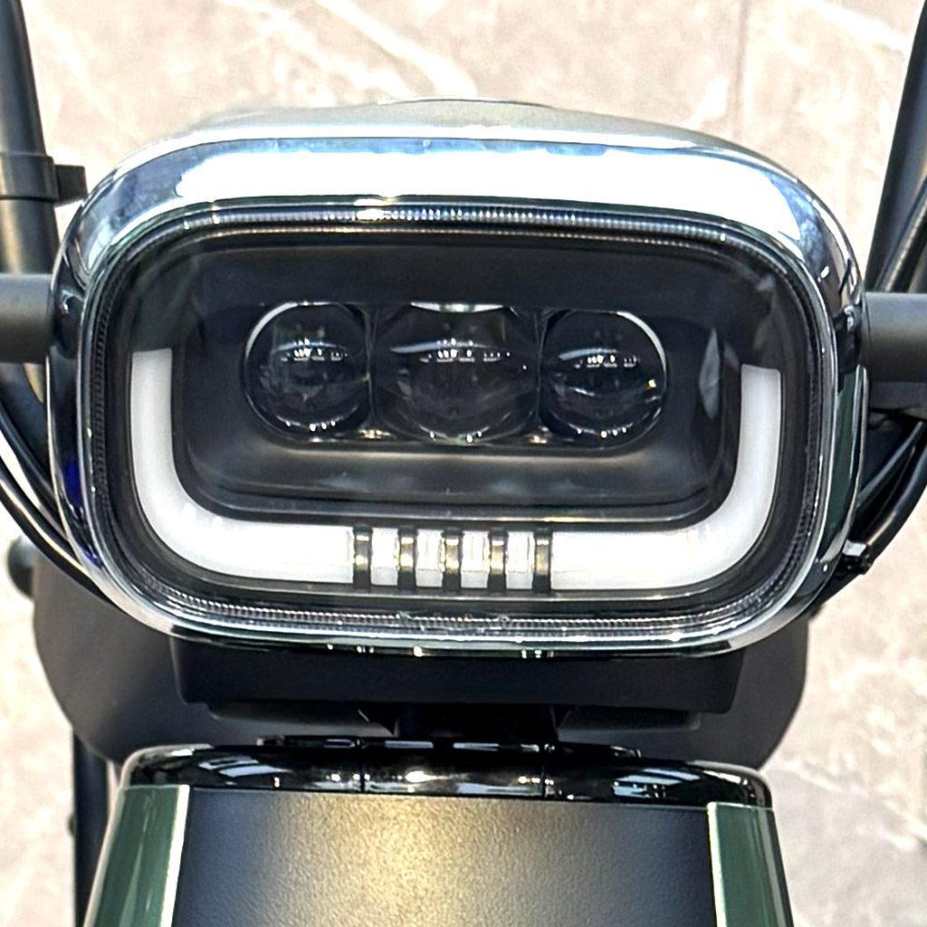 Photo-Gallery-Carousel_Electric Bicycle_UM-DB08_head lamp with LED day light & three lens