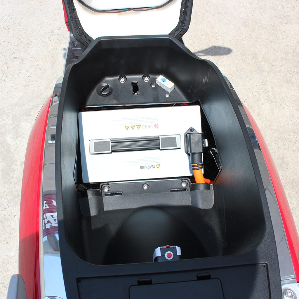 Photo-Gallery-Carousel_Electric Scooter_UM-DS01_ATL 72V45Ah Li-Ion battery