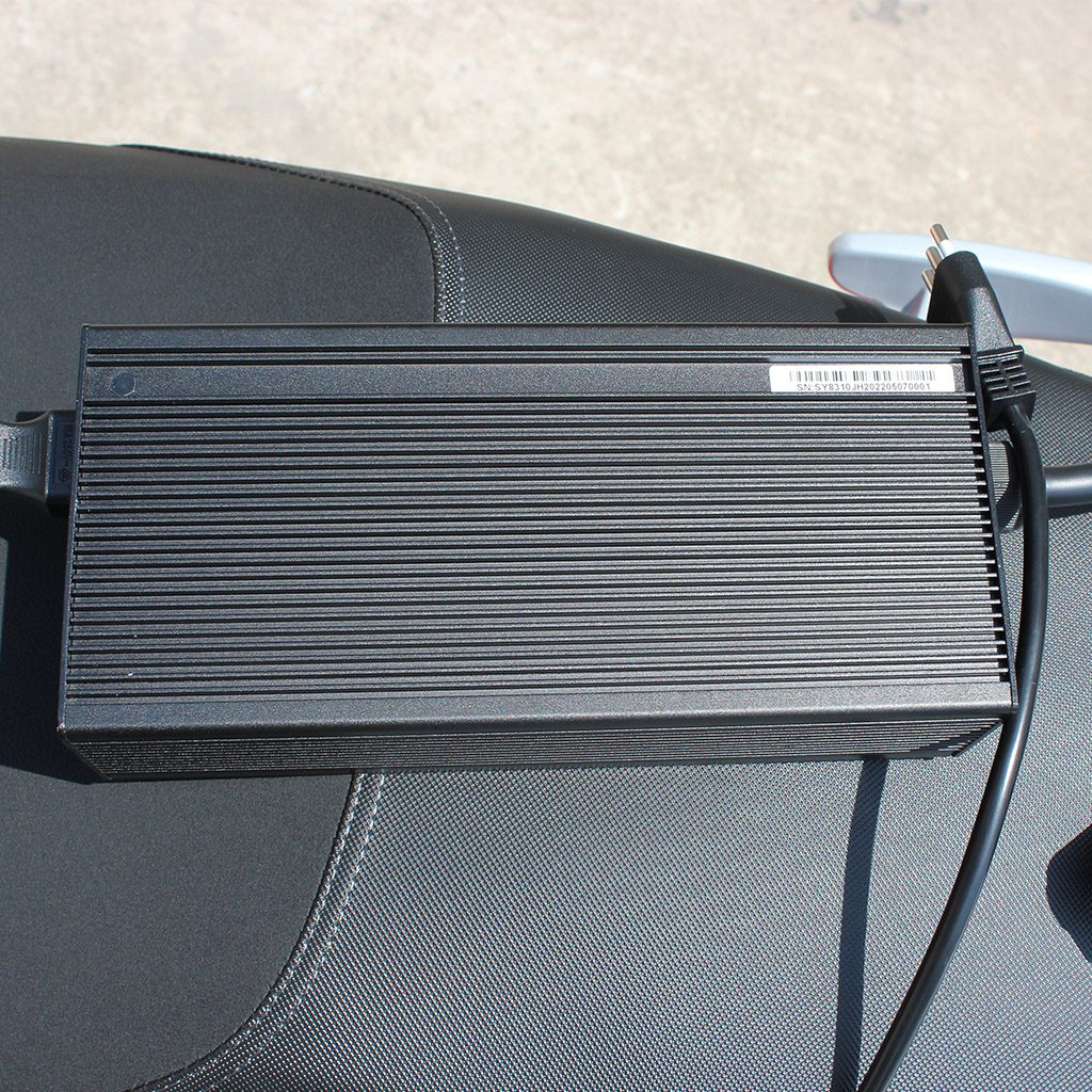 Photo-Gallery-Carousel_Electric Scooter_UM-DS01_fast charging charger