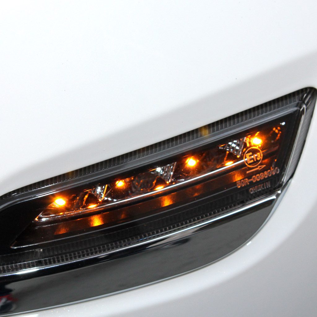 Photo-Gallery-Carousel_Electric Scooter_UM-DS01_front signal light