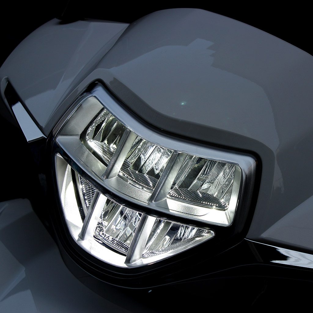 Photo-Gallery-Carousel_Electric Scooter_UM-DS01_head lamp